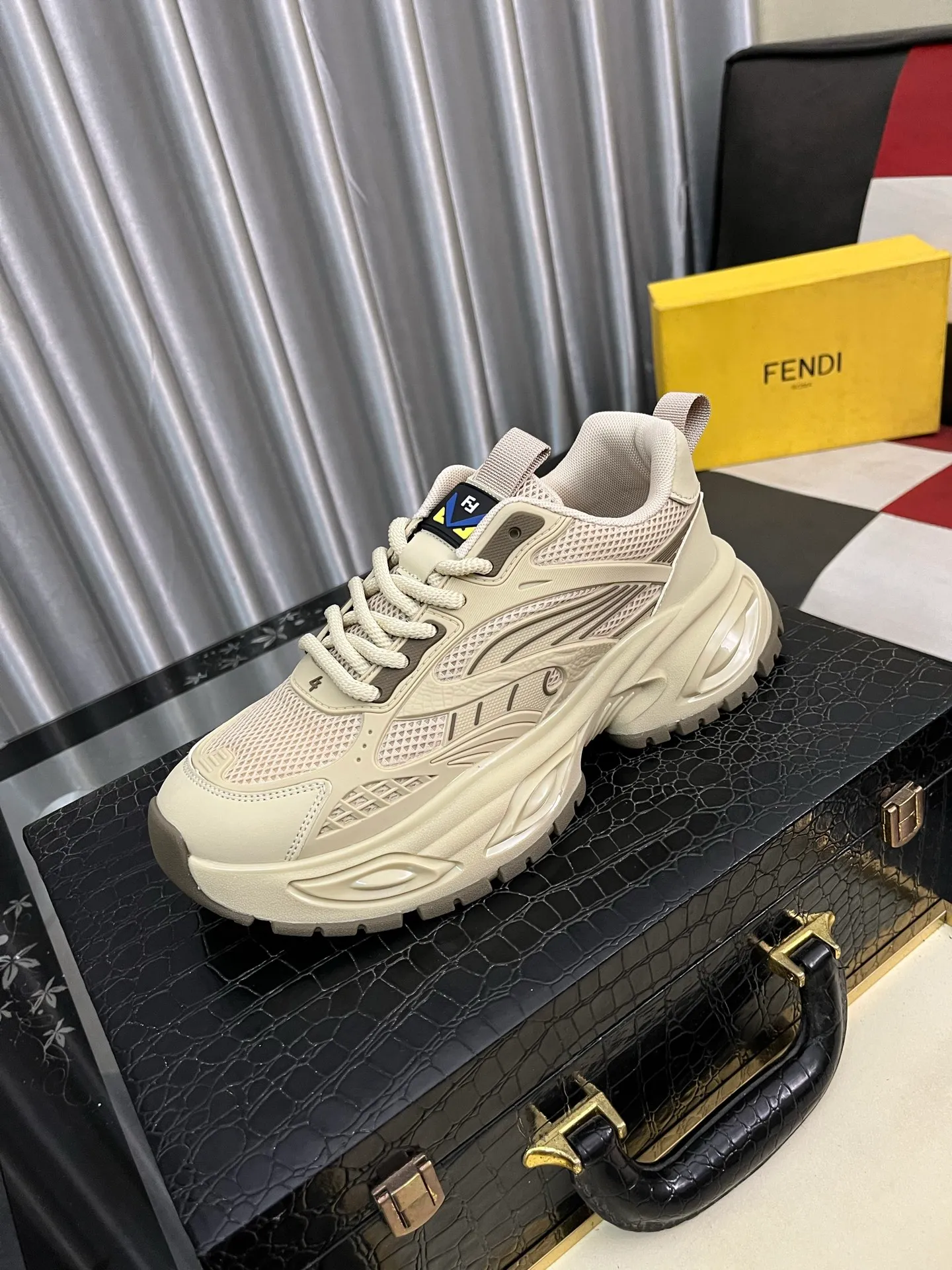 Men's Men's Shoes💰458⌚️⌚️[FENDI] Fendi's classic and comfortable men's, this complex sneaker is made of soft calfskin➕genuine leather lining➕original ultra-light rubber material with rough outsole. This unique light style is suitable for the casual and refined sensibility of this season. It is comfortable and natural on the feet. It is an everyday style for casual travel in autumn and winter! Code number: 38-442️⃣Colors available